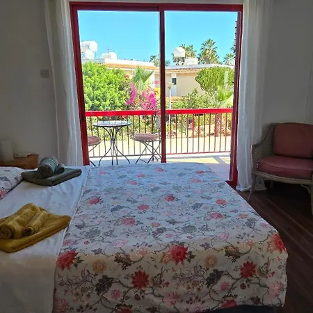 Barefoot House לרנקה