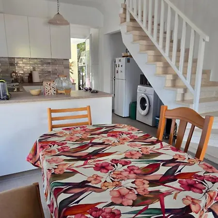 Barefoot House لارنكا