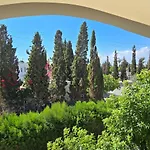 Barefoot House לרנקה